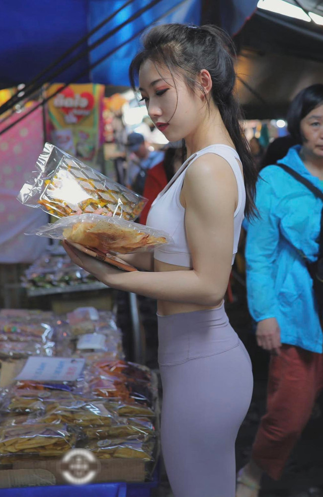 Xu hướng sporty-chic ngày càng được ưa chuộng nên những trang phục thể thao cũng trở thành hot item không thể thiếu trong tủ đồ của phái nữ.