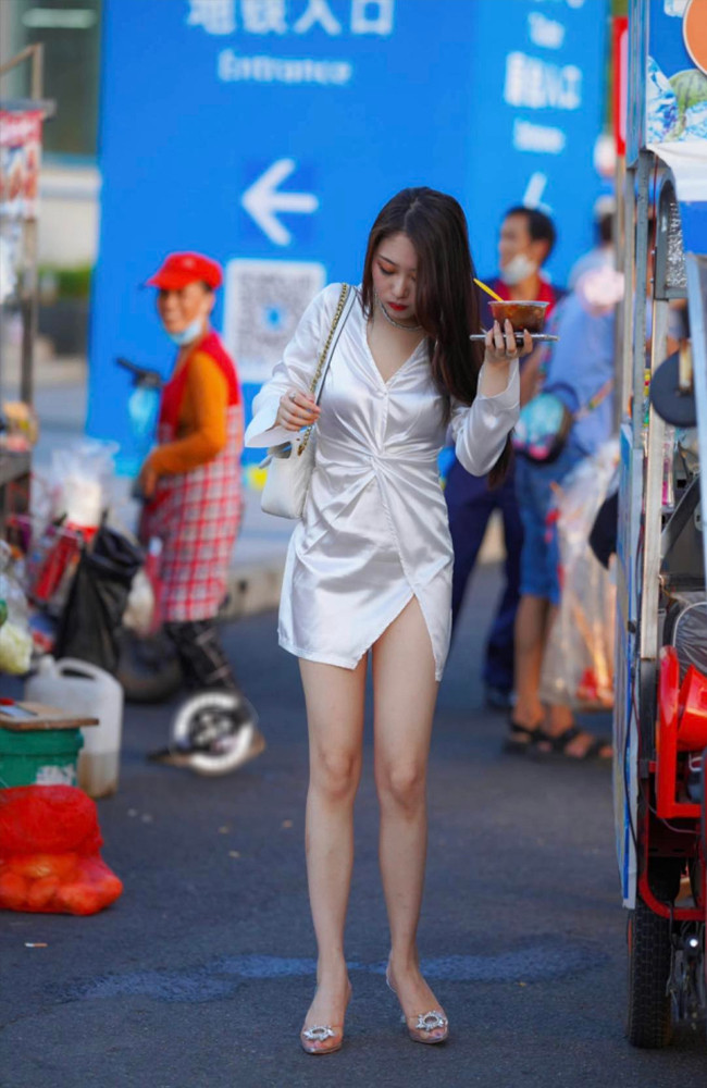 Diện váy xẻ tà cao, cô nàng khoe khéo cặp dài miên man, nổi bật nhất khu chợ.