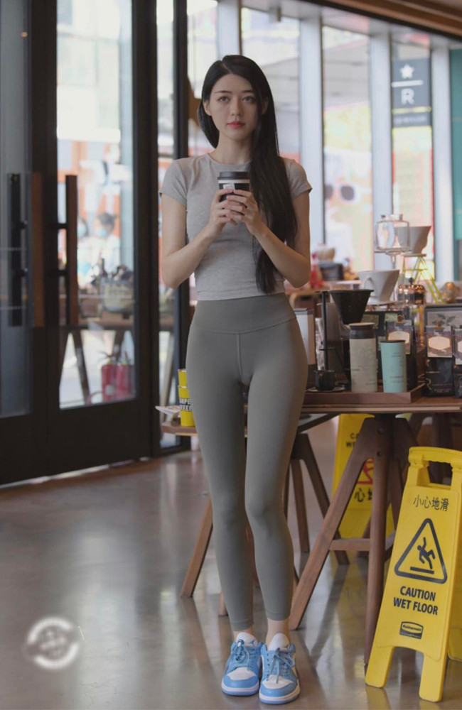 Dù từng nhận phải nhiều lời chê bai, nhưng không thể phủ nhận, những thiết kế bó chẽn, ôm sát cơ thể luôn chiếm trọn cảm tình của các cô gái vì khả năng "độ" dáng tối đa lại gây hiệu ứng thị giác ấn tượng.