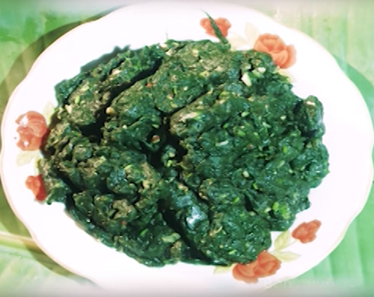 Trước đây, rêu là món ăn gắn với bữa cơm nghèo khó của người dân Tây Bắc, đặc biệt là ở Sơn La. Còn bây giờ nó đã trở thành đặc sản nổi tiếng, thậm chí vào các nhà hàng và được du khách yêu thích.