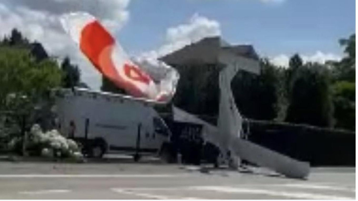 Cảnh tượng khó tin, máy bay từ từ tiếp đất bằng mũi - Hình 2 Canh tuong kho tin, may bay tu tu tiep dat bang mui-Hinh-2