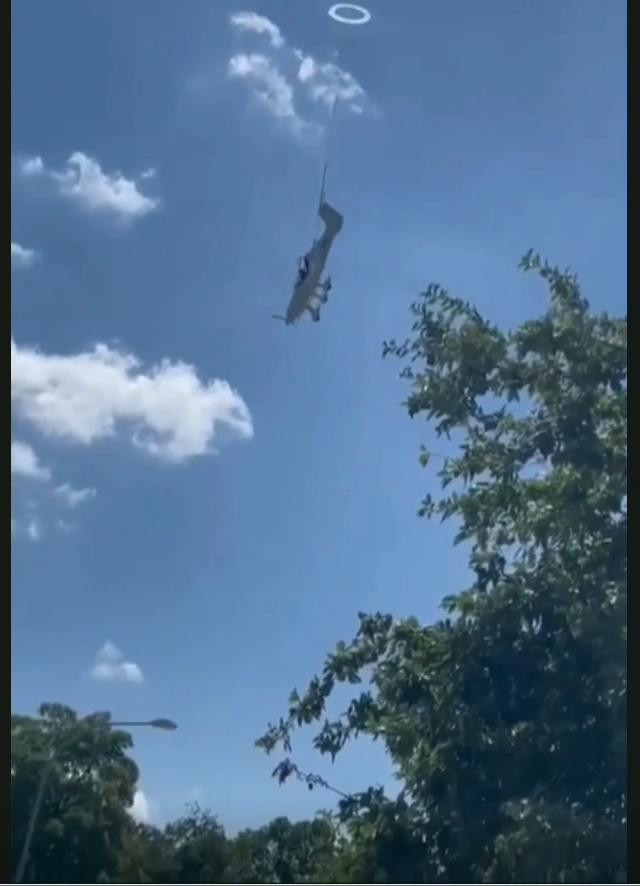 Cảnh tượng khó tin, máy bay từ từ tiếp đất bằng mũi Canh tuong kho tin, may bay tu tu tiep dat bang mui