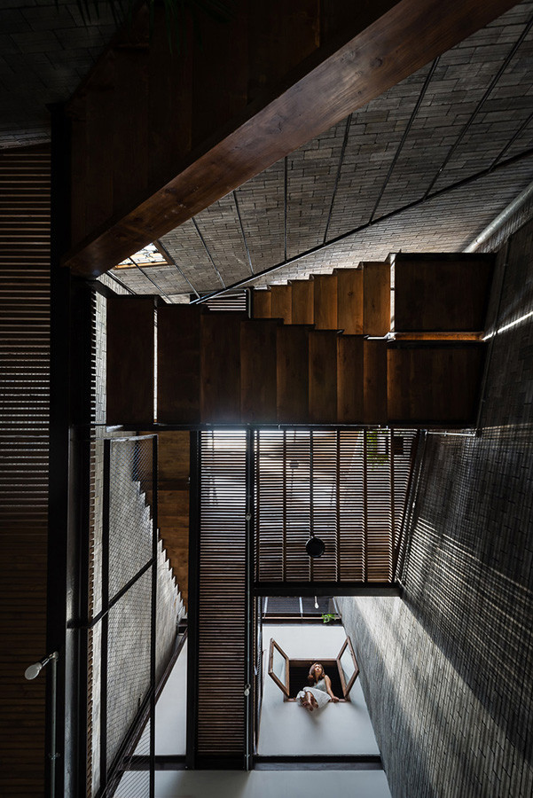  5. Zen House tại TP.HCM: Ngôi nhà 4 tầng với chiều ngang khiêm tốn này không chỉ là không gian sống mà như một thiền viện. Ngôi nhà của gia đình theo đạo Phật, các không gian sinh hoạt được tổ chức xung quanh một giếng trời với trần nhà bằng kính. Công trình được thi công bằng phương pháp lắp ráp, chỉ xây tường xung quanh còn lại là câu chuyện liên kết của gỗ, sắt, thạch cao, cemboard không sơn…