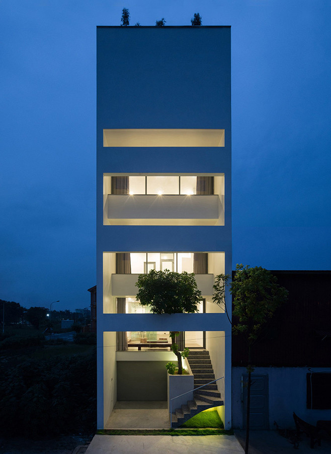 br/> 10. House in Trees tại TP.Hà Nội: Đây là một ngôi nhà phố nằm trong một khu đất hẹp ở TP.Hà Nội với mức độ ồn ào và khói bụi cao. Một giếng trời đầy thực vật ở trung tâm ngôi nhà đóng vai trò như một vùng đệm chống lại ô nhiễm, đồng thời cho phép người trong nhà tận hưởng không gian ngoài trời. Mặt tiền House in Trees không quá nổi bật nhưng nó có giải pháp lấy sáng và thông gió độc đáo.