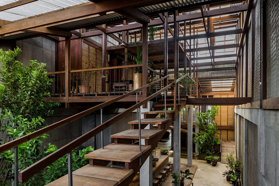 br/> 7. Châu Đốc House tại An Giang: Ngôi nhà này có diện tích 340m2, là không gian sống của đại gia đình ba thế hệ. Mặt tiền và một số bức tường bên trong nhà được làm từ những tấm tole có thể linh hoạt đóng mở. Điều này cho phép những người trong gia đình có thể tự do di chuyển giữa các không gian chức năng với nhau. Châu Đốc House nổi bật bên bờ sông Hậu nhờ sự hoà quyện giữa kiến trúc và đời sống văn hoá địa phương. Với thiết kế lệch tầng, bỏ vách ngăn cứng phân chia không gian và sử dụng mái tole theo cánh bướm với cao độ khác nhau giúp cho ngôi nhà không bị nóng bức. Ngoài ra, hệ thống cửa tole lật từ tầng 1 đến tầng 3 giúp cho ngôi nhà lấy ánh sáng tự nhiên cũng như đón gió tối đa. 