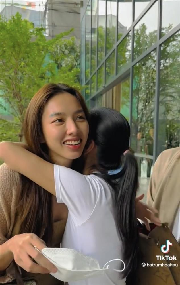 Thùy Tiên mặt mộc ra ngoài, đến người thân cũng nhận không ra - Hình 4 Thuy Tien mat moc ra ngoai, den nguoi than cung nhan khong ra-Hinh-4