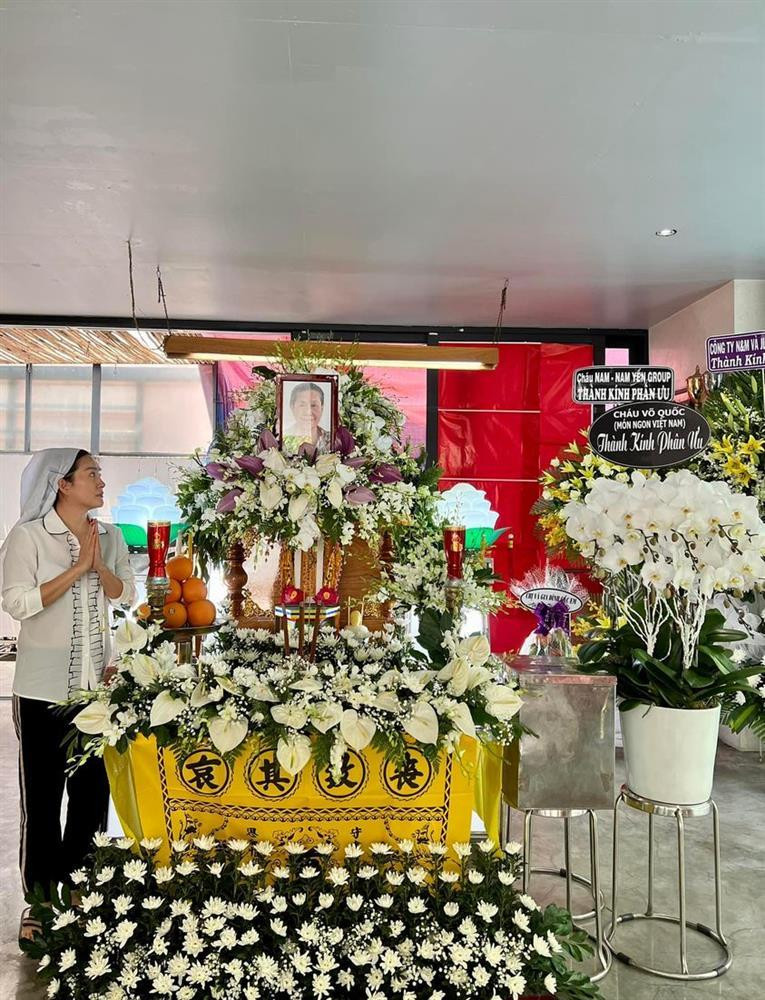 Bà xã Bình Minh - doanh nhân Anh Thơ - nghẹn ngào trong tang lễ mẹ đẻ: "Đây là cách mẹ con mình chụp chung tấm ảnh hả mẹ ơi? Con tưởng sắp có một dịp chụp ảnh cùng mẹ thật đẹp mà không được nữa rồi. Thương nhớ mẹ".