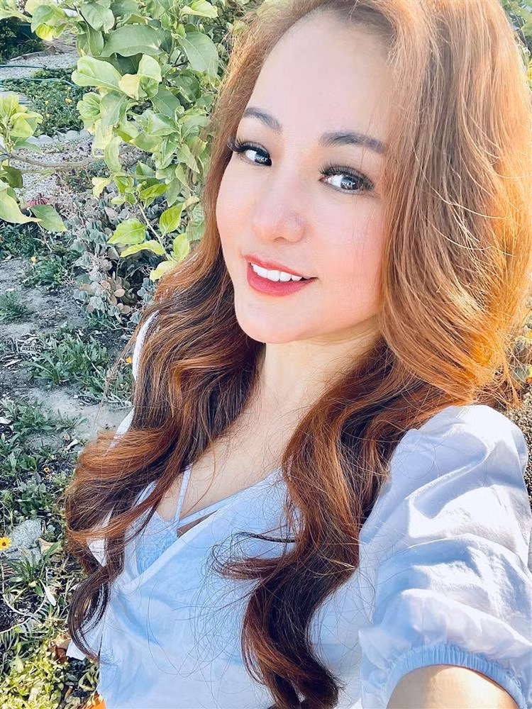 Thúy Nga tâm sự: "Cuối tuần của Nga là làm tóc cho trẻ trung, năng động, rồi sau đó ra nhổ cỏ sau vườn và dọn dẹp nhà cửa", khép lại tin sao Việt.