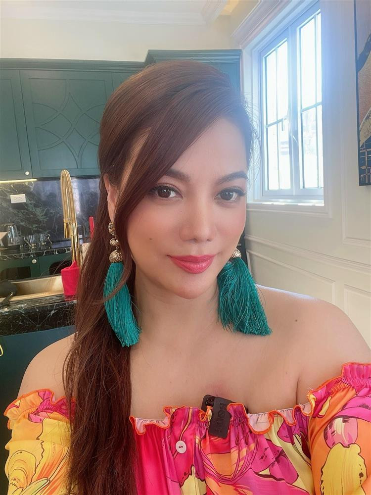 Trương Ngọc Ánh nhắn nhủ: "Chúc cả nhà những ngày nghỉ lễ thật vui và nhiều sắc màu nhé!".