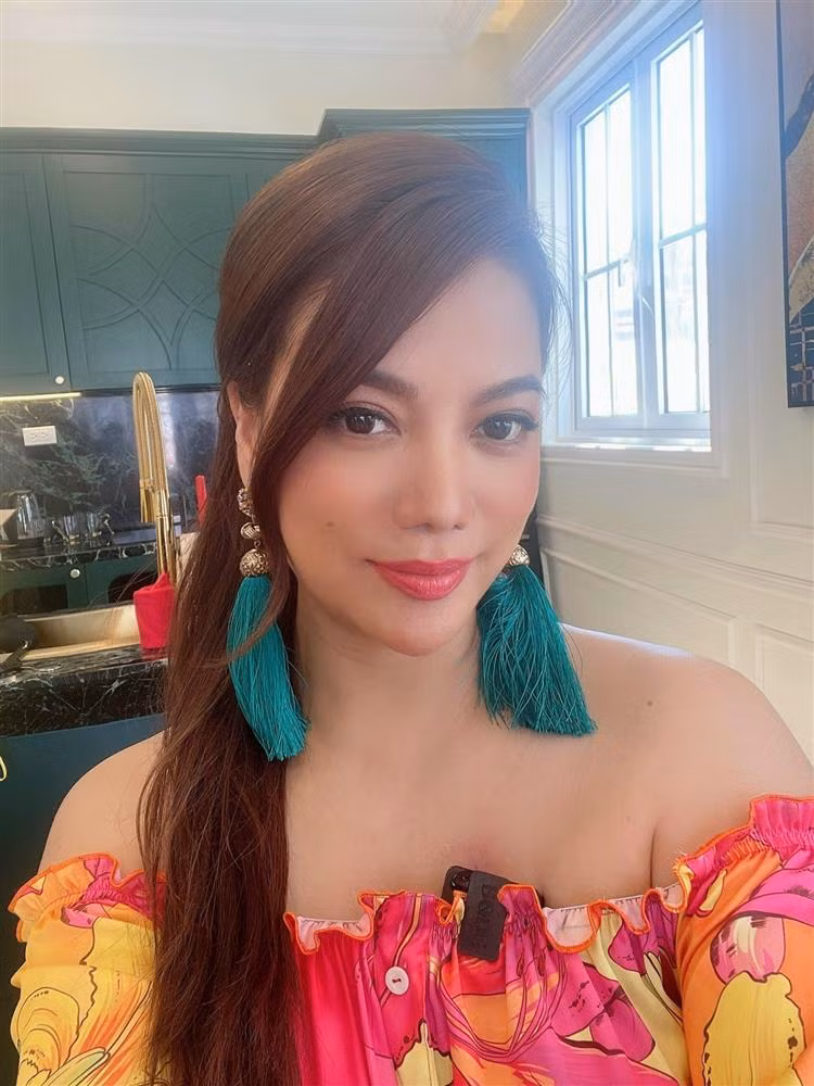 Trương Ngọc Ánh nhắn nhủ: "Chúc cả nhà những ngày nghỉ lễ thật vui và nhiều sắc màu nhé!".