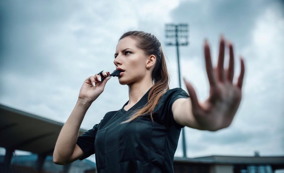 Năm 2019, Karolina tốt nghiệp chuyên ngành Luật Thể thao &amp; Sở hữu Trí tuệ tại Đại học Jagiellonian ở Krakow. Nhưng trước đó từ năm 17 tuổi, mỹ nhân Ba Lan bắt đầu sự nghiệp trọng tài với công việc phụ trách biên và điều hành trận đấu.