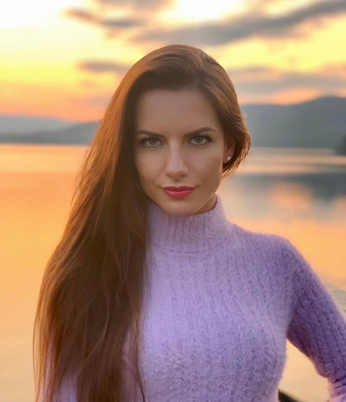 Sau đó, Karolina nhanh chóng nhận được nhiều sự chú ý nhờ ngoài hình thu hút khi cô nàng điều khiển trận đấu giao hữu giữa CLB Hajduk Split và Gornik Zabrze. Tờ The Sun ưu ái gọi cô với danh xưng " nữ trọng tài quyến rũ nhất thế giới".