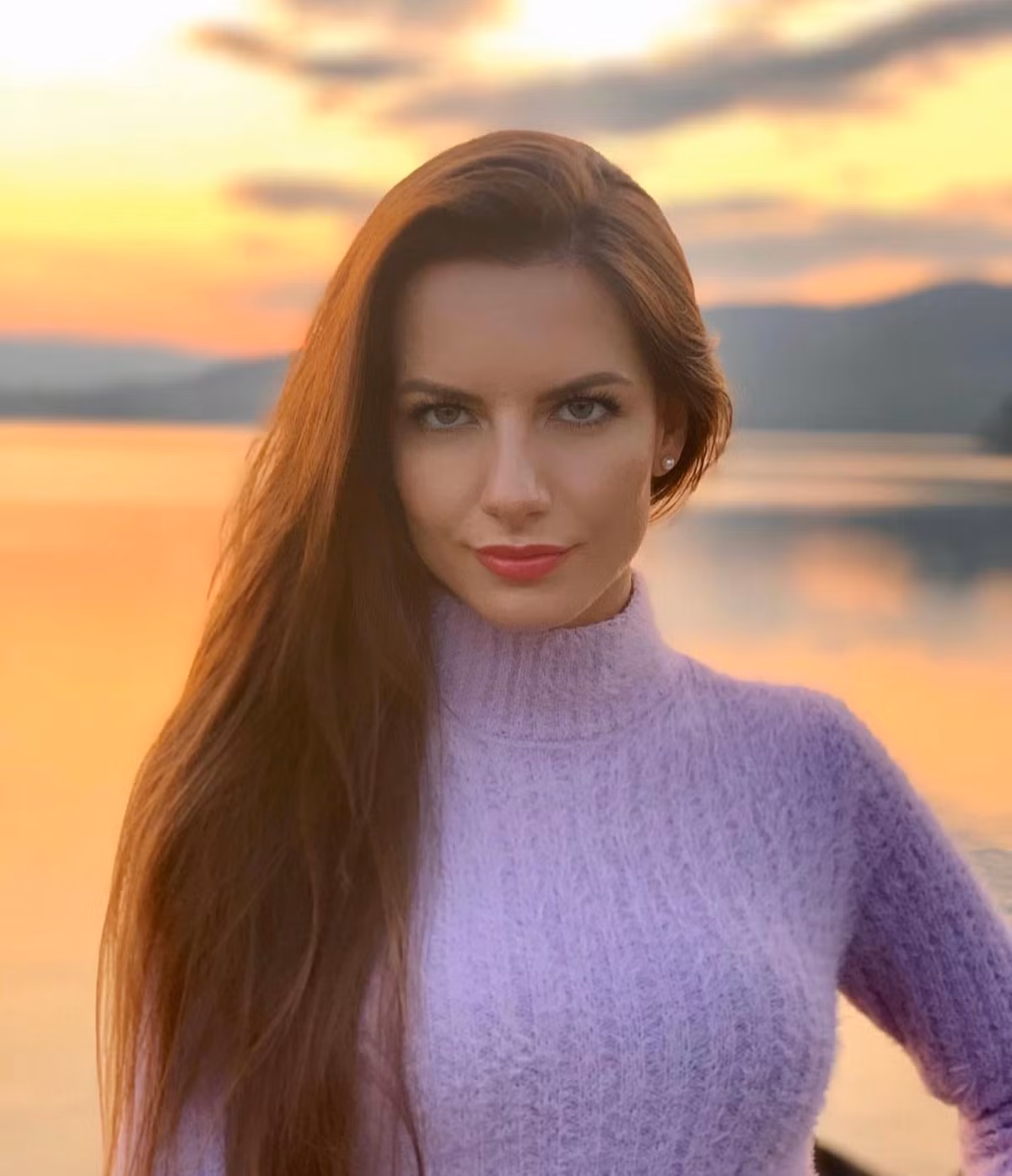 Sau đó, Karolina nhanh chóng nhận được nhiều sự chú ý nhờ ngoài hình thu hút khi cô nàng điều khiển trận đấu giao hữu giữa CLB Hajduk Split và Gornik Zabrze. Tờ The Sun ưu ái gọi cô với danh xưng " nữ trọng tài quyến rũ nhất thế giới".