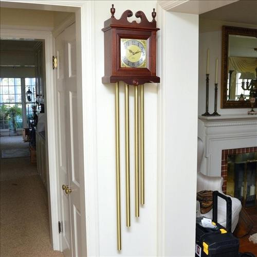 Treo đồng hồ trong hành lang, phòng khách, nhà bếp sẽ giảm bớt áp lực về thời gian. Nên treo đồng hồ ở phía Bắc, Tây hoặc Tây Bắc của ngôi nhà.