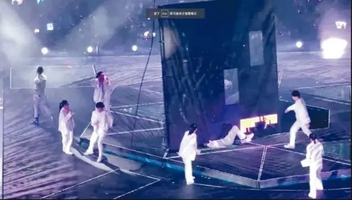 Bi kich vu cong bi man hinh LED 600 kg roi trung nguoi-Hinh-2