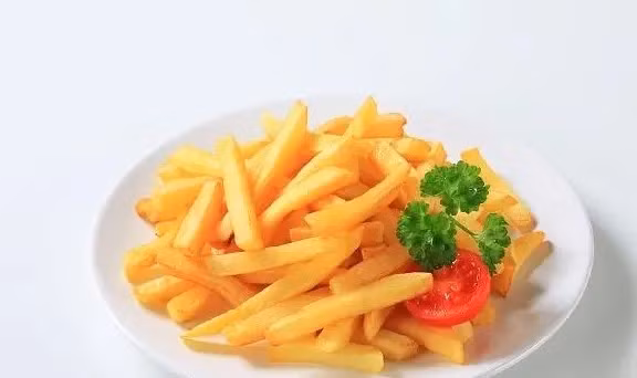 Khong nen chien khoai tay truc tiep, them 2 buoc dam bao gion, ngon