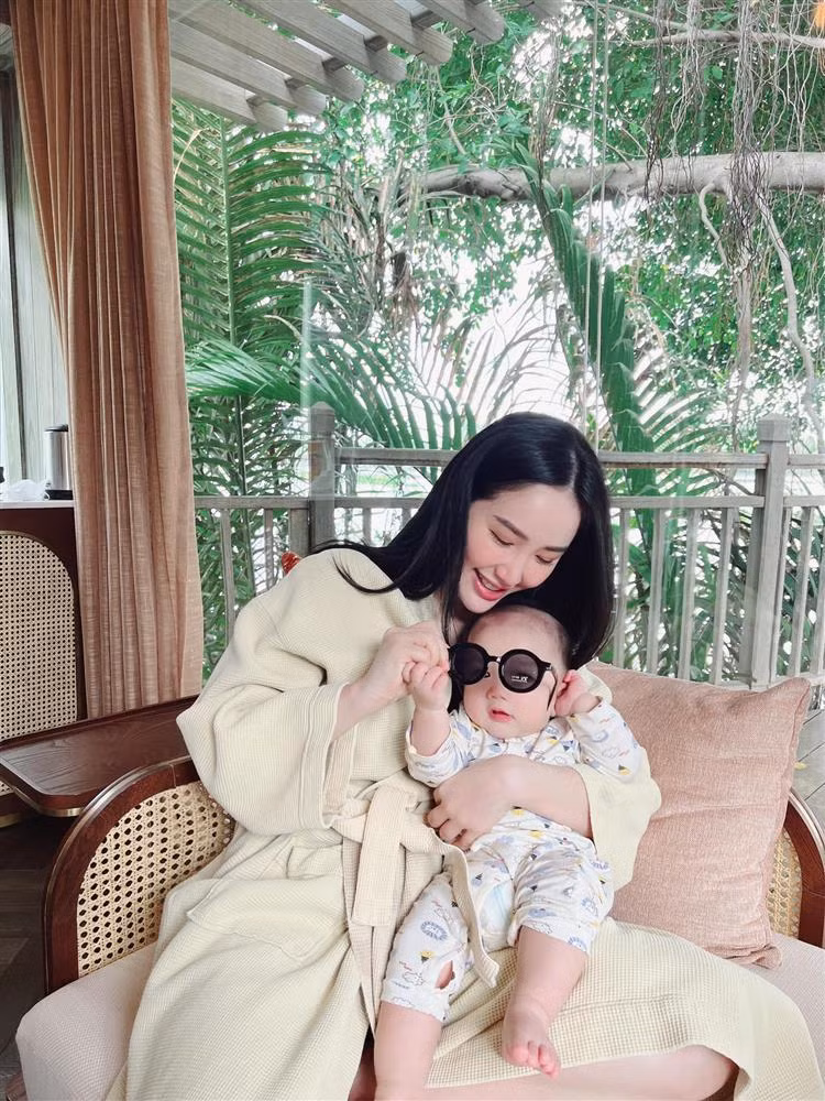 Bao Thy duoc chong dai gia ung ho sexy du me phan doi-Hinh-2