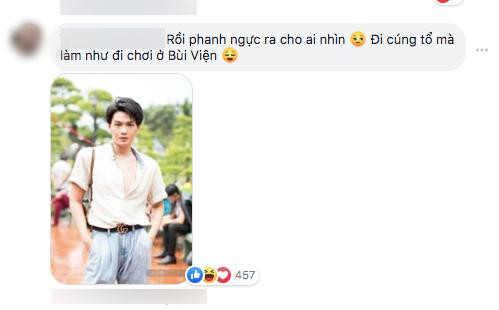 ăm 2019, khi chưa nuôi tóc dài và đổi phong cách, Đào Bá Lộc bị chê trách vì phanh cúc sơ mi quá sâu, thiếu trang nghiêm trong dịp trọng đại của ngành.
