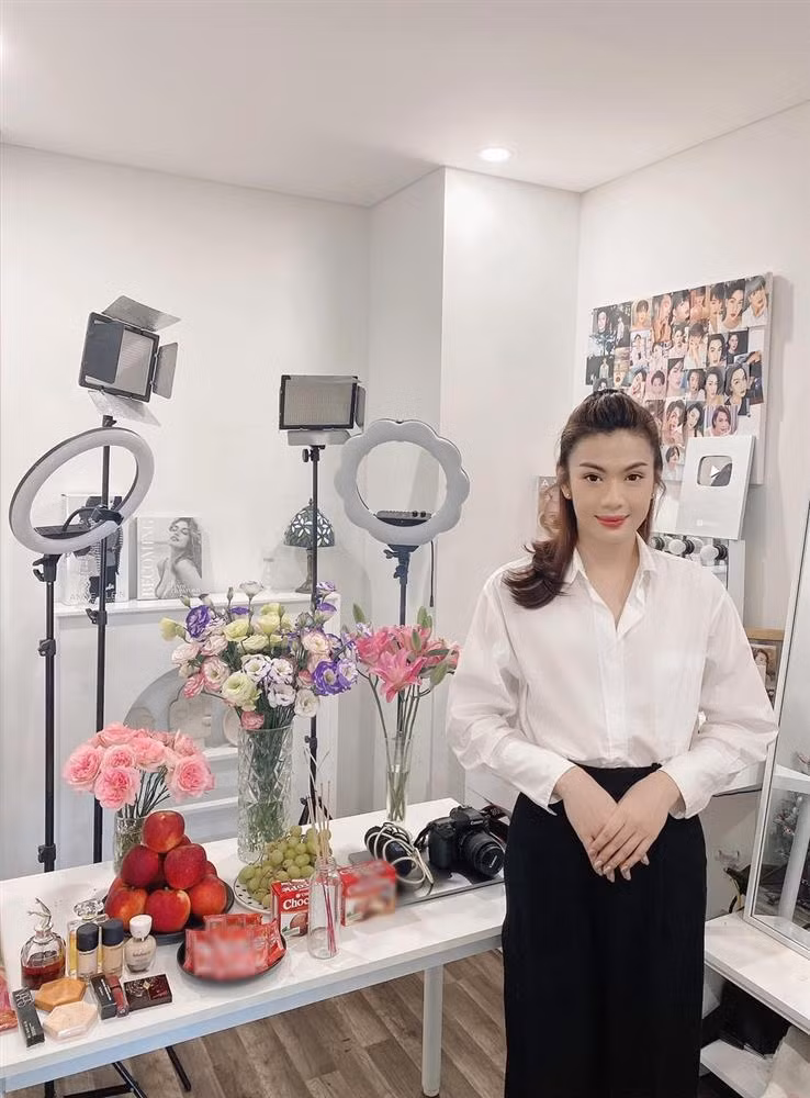 Còn nhớ vào dịp cúng Tổ nghề sân khấu năm ngoái là thời điểm dịch Covid-19 khá căng thẳng nên Đào Bá Lộc soạn lễ tại nhà. Đó cũng là thời điểm ca sĩ 9X chuyển qua phong cách nữ tính hơn với váy.