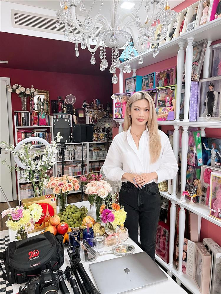 Trong hai ngày 6-7/9 (11-12/8 âm lịch), nhiều thế hệ nghệ sĩ hoạt động trong lĩnh vực sân khấu, điện ảnh, âm nhạc khu vực phía Nam đổ về các sân khấu, nhà thờ Tổ hoặc lập bàn cúng Tổ nghề tại công ty, nhà riêng. Đào Bá Lộc cũng không phải ngoại lệ. Năm nay, Đào Bá Lộc lên đồ thanh lịch với áo sơ mi trắng, quần jeans và soạn đồ cúng cầu kỳ hơn mọi năm.