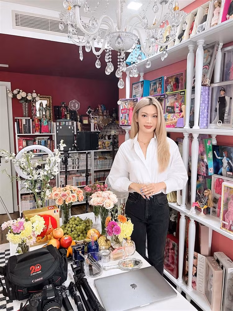 Trong hai ngày 6-7/9 (11-12/8 âm lịch), nhiều thế hệ nghệ sĩ hoạt động trong lĩnh vực sân khấu, điện ảnh, âm nhạc khu vực phía Nam đổ về các sân khấu, nhà thờ Tổ hoặc lập bàn cúng Tổ nghề tại công ty, nhà riêng. Đào Bá Lộc cũng không phải ngoại lệ. Năm nay, Đào Bá Lộc lên đồ thanh lịch với áo sơ mi trắng, quần jeans và soạn đồ cúng cầu kỳ hơn mọi năm.