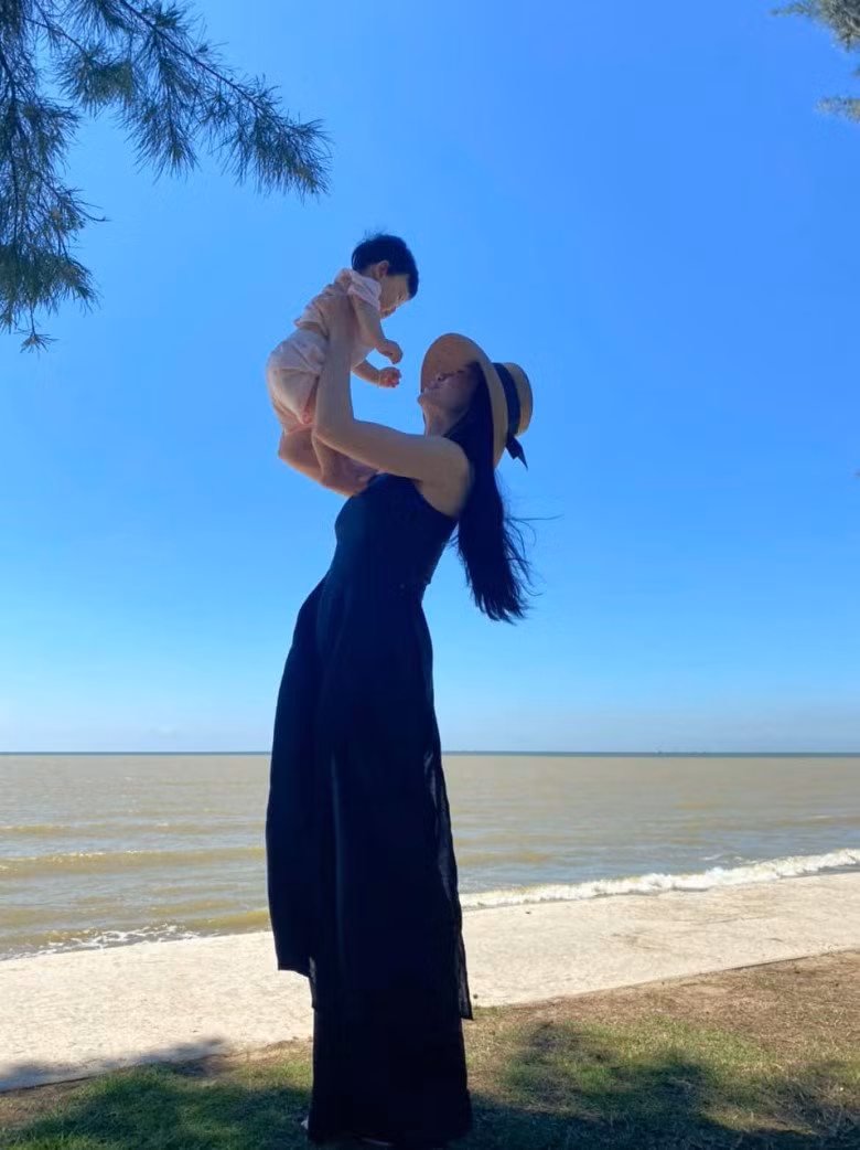 Hai ba chau nguoi Tay: Chau xinh nhu bup be, ba U50 tre dep-Hinh-16