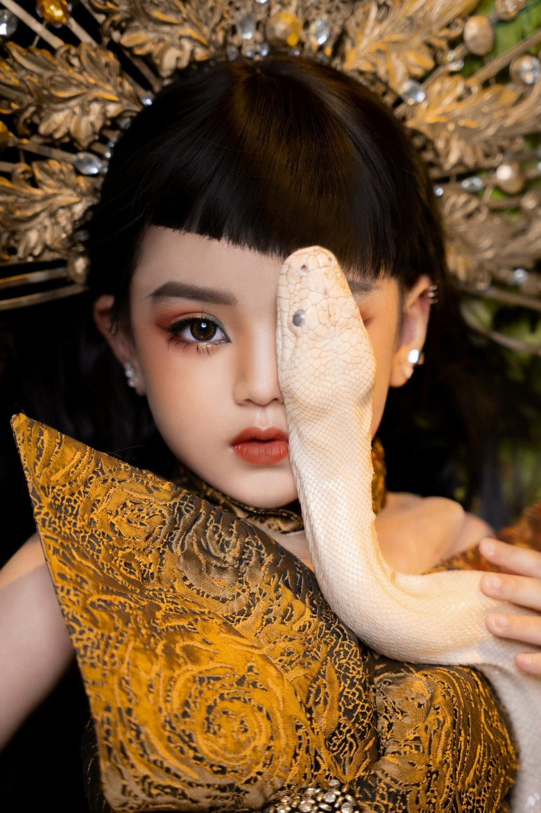 Hai ba chau nguoi Tay: Chau xinh nhu bup be, ba U50 tre dep-Hinh-8