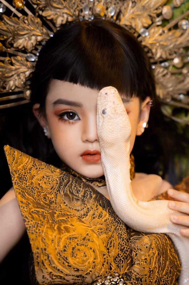 Hai ba chau nguoi Tay: Chau xinh nhu bup be, ba U50 tre dep-Hinh-8