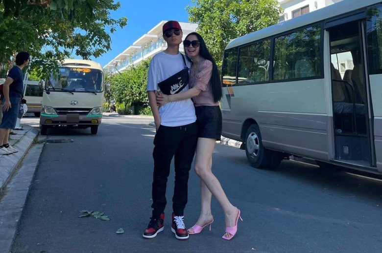 Hai ba chau nguoi Tay: Chau xinh nhu bup be, ba U50 tre dep-Hinh-14