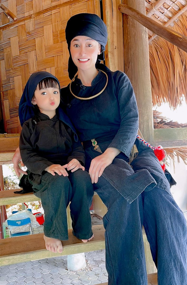 Hai bà cháu người Tày: Cháu xinh như búp bê, bà U50 trẻ đẹp Hai ba chau nguoi Tay: Chau xinh nhu bup be, ba U50 tre dep