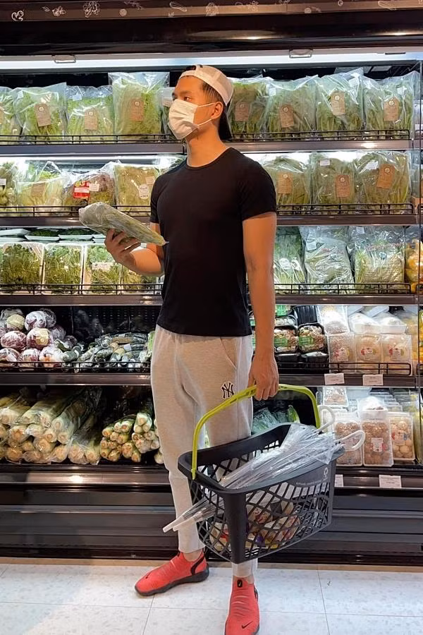 Ngoài ra, nam diễn viên còn rất thành thạo lựa, mua thực phẩm cũng như chế biến các bữa ăn tính toán lượng calo để cả 2 giữ dáng.