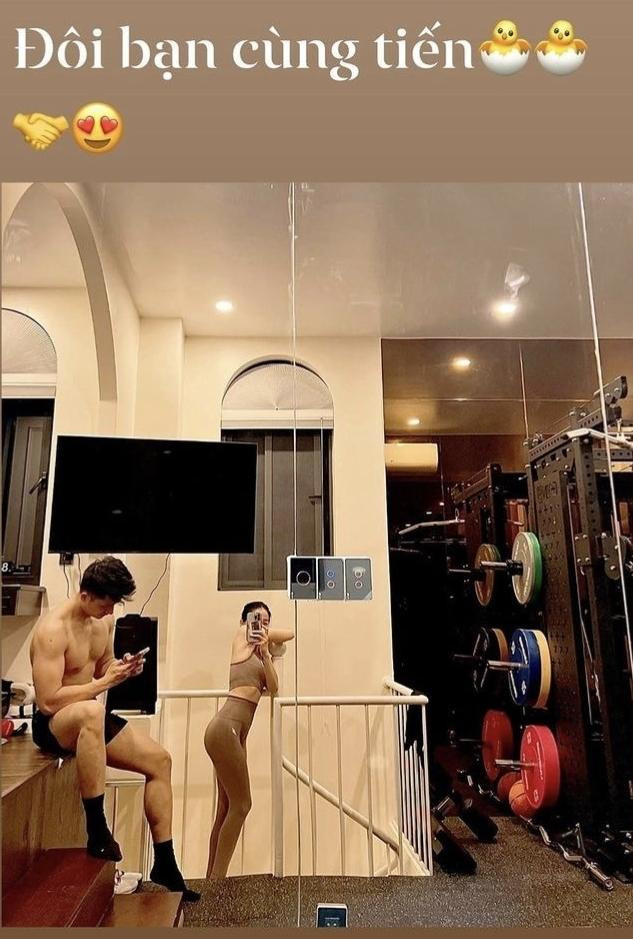 ới kinh nghiệm tập gym lâu năm, Lâm Bảo Châu kiêm luôn PT tại gia cho Lệ Quyên. Anh đặt mua dụng cụ cần thiết, hướng dẫn các bài tập nặng với tạ cho người yêu.