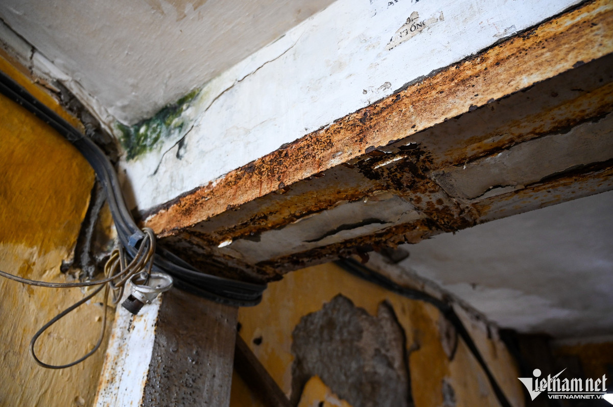 Những cột sắt hoen gỉ sau nhiều năm được dựng lên để chống đỡ.