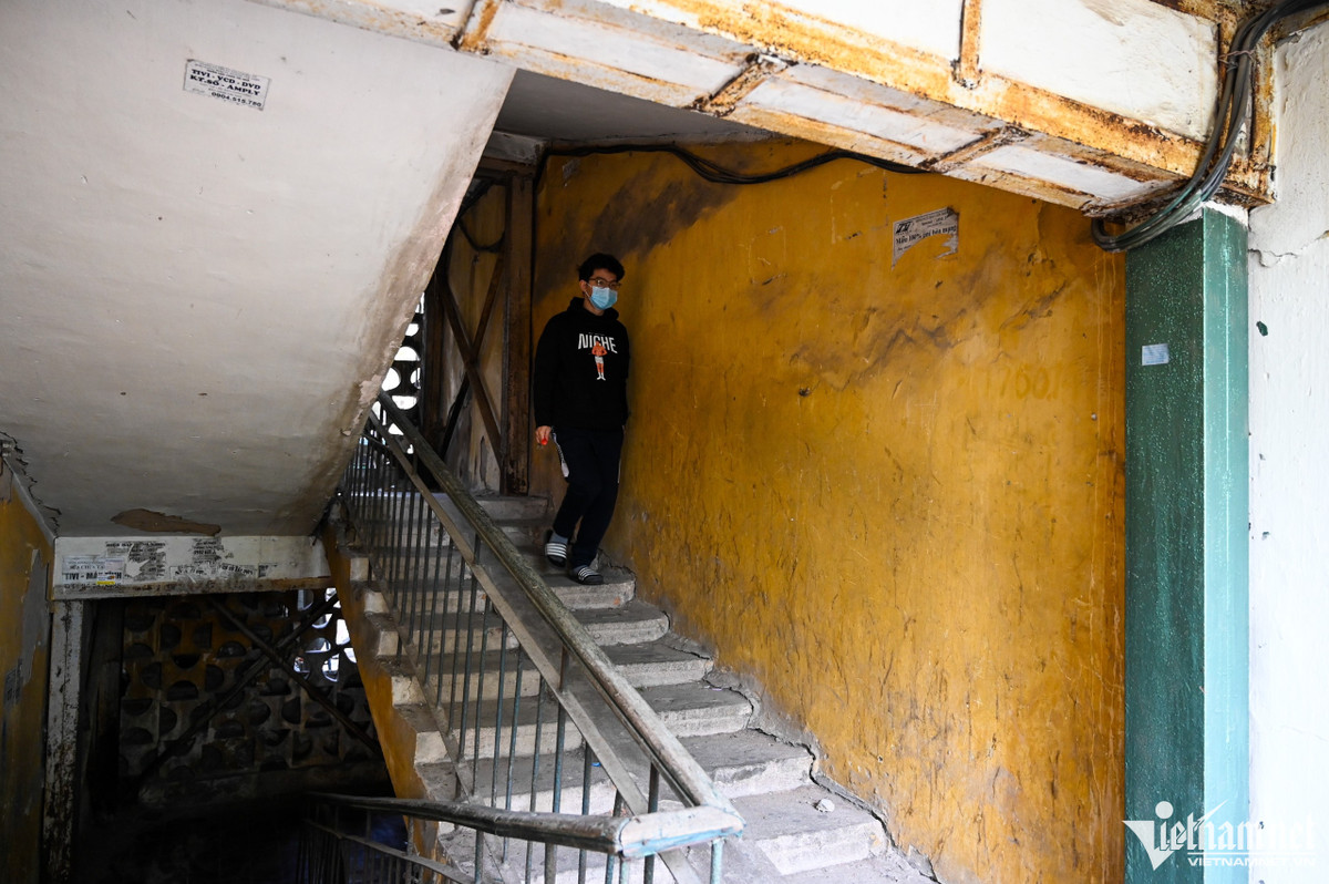 Nhiều vết nứt kéo dài phía cầu thang hay những mảng tường bong tróc lộ rõ lớp xi măng có thể rơi xuống bất cứ lúc nào là tình trạng tại khu nhà A thuộc tập thể Ngọc Khánh (quận Ba Đình).