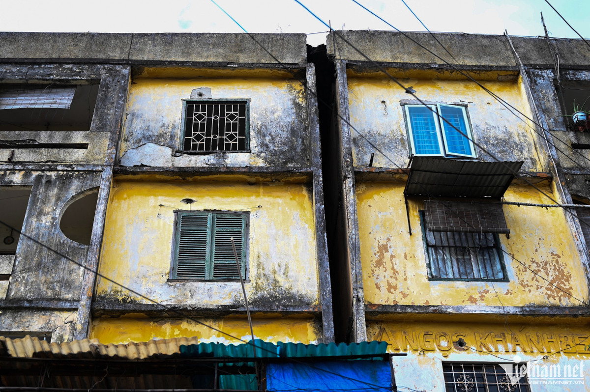 Tòa nhà của khu tập thể đã xuống cấp nghiêm trọng. Các mảng tường nứt vỡ, ngấm nước, bong tróc nặng, khe nứt giữa các tòa nhà lộ rõ.