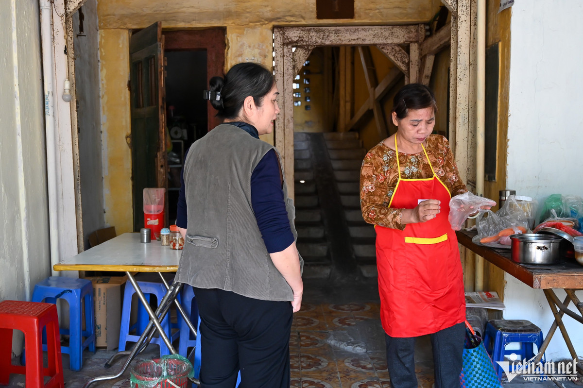 Bà Nguyễn Thị Hoa (bên trái) đã bám trụ tại khu tập thể E6 Thành Công (quận Ba Đình) gần 40 năm, cho biết: "Sau nhiều năm sử dụng những khu tập thể đã xuống cấp nên những gia đình nào có điều kiện hơn đã chuyển đi. Thường những ai còn sinh sống tại đây đều là người lớn tuổi, cán bộ hưu trí hoặc gia đình khó khăn".