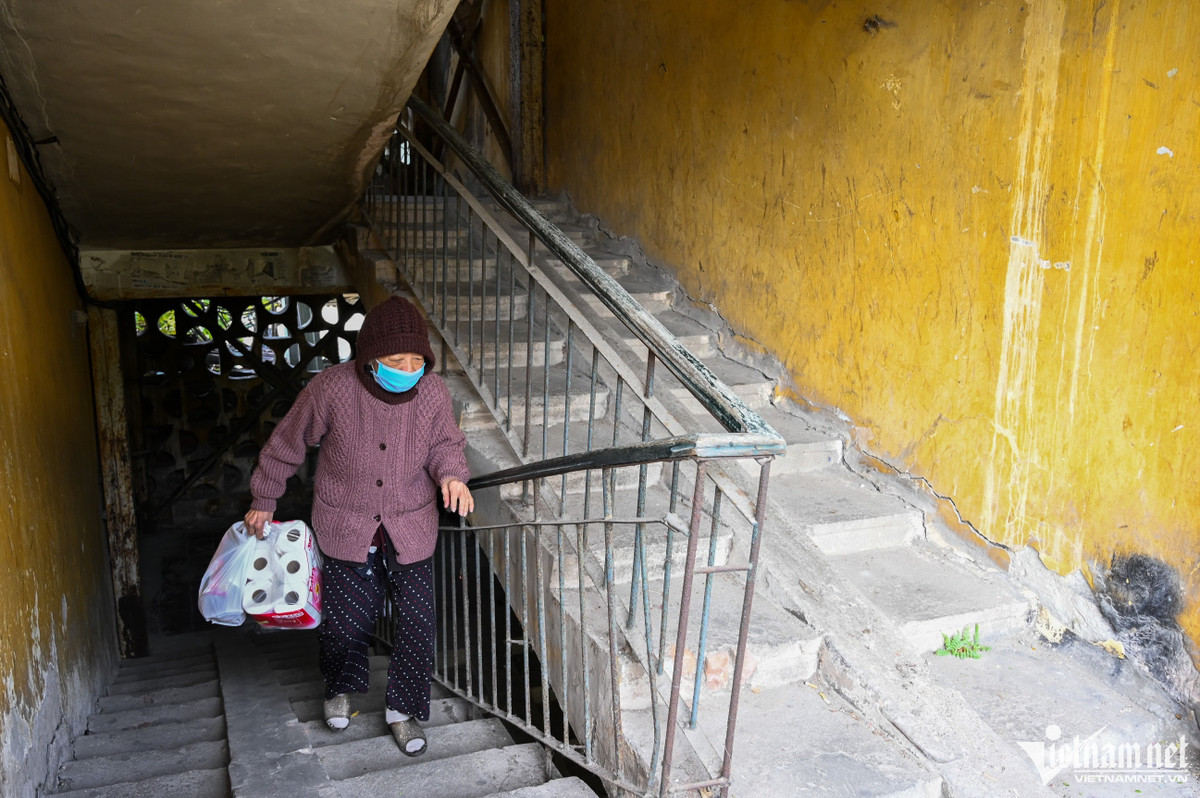 Còn bà Tâm (đang sinh sống tại tầng 4 của khu tập thể) luôn cảm thấy bất an. "Ngoài 90 tuổi rồi chẳng may nhà bị làm sao thì không biết chạy đi đâu. Cũng chỉ mong được sớm di dời đến chỗ ở tốt hơn, nếu không tôi cũng có dự định đi thuê nhà ở chỗ khác để đảm bảo an toàn", bà Tâm nói.