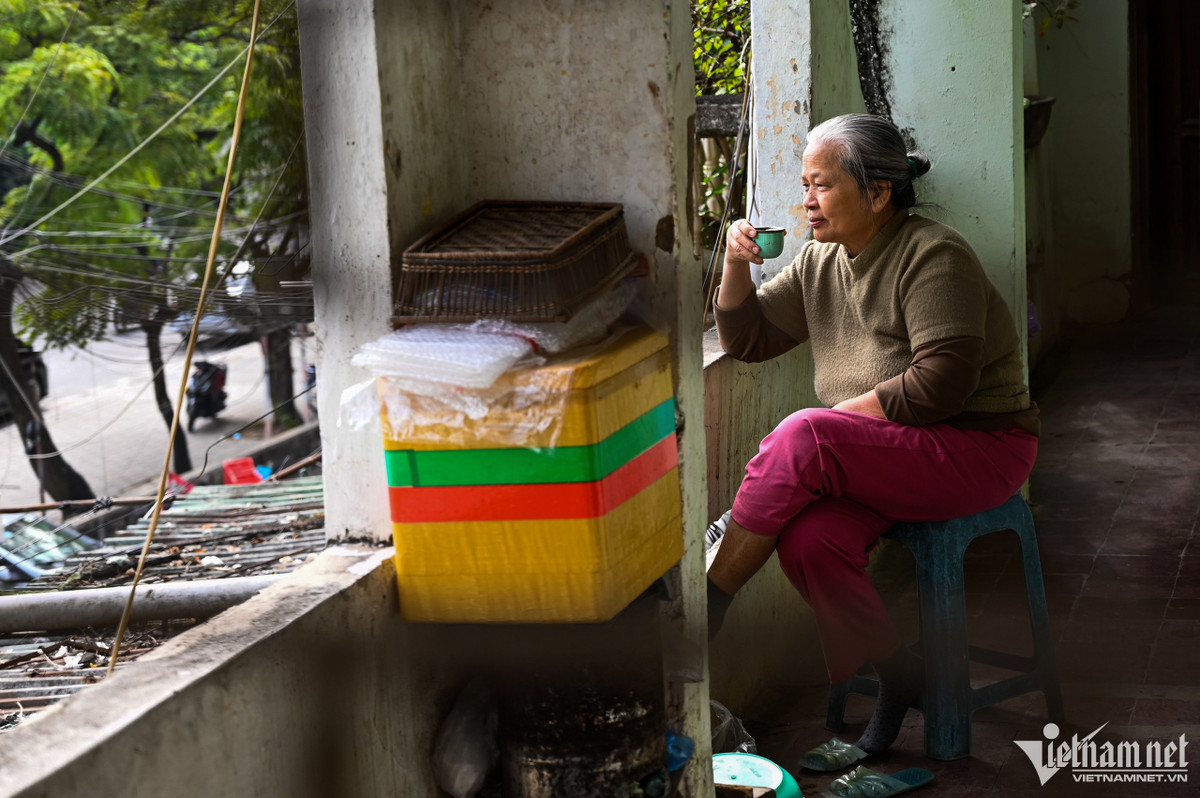 Sinh sống tại đây từ những năm 1986, bà Phô (quận Ba Đình) đã quá quen với khung cảnh cũ nát, xuống cấp. "Nếu được thì cũng mong sớm được chuyển đến chỗ ở tốt hơn, tuy nhiên cũng phải được đền bù thỏa đáng để người dân có thể yên tâm rời đi. Hiện nay khu này cũng chỉ còn 10/30 hộ", bà nói.