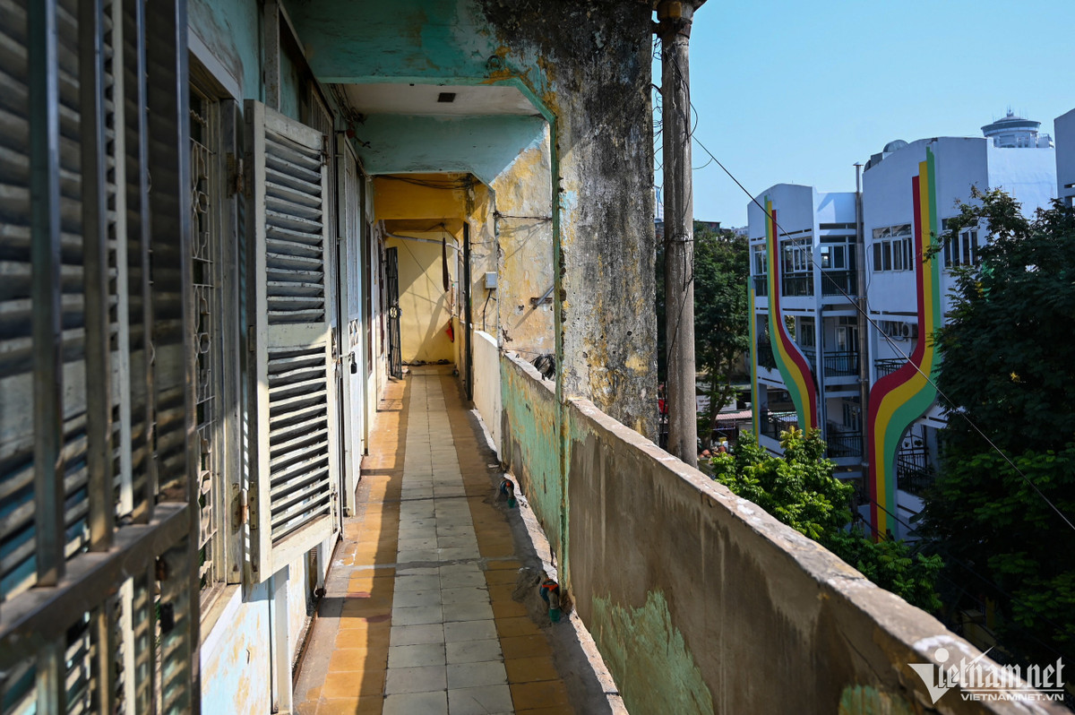 Khung cảnh tại đây vắng lặng khi các hộ dân đã chuyển đi nơi khác. Những nhà không có người ở thì được quây kín mít bằng các tấm tôn.