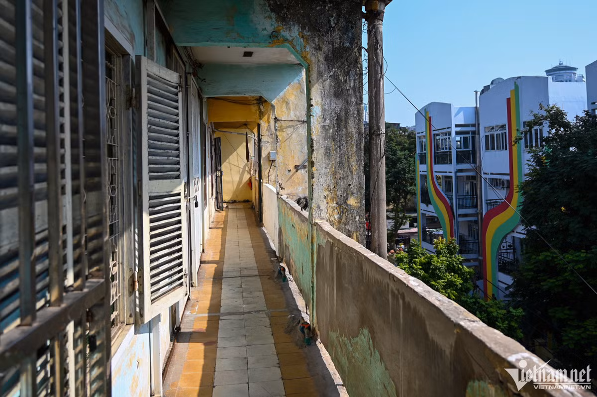 Khung cảnh tại đây vắng lặng khi các hộ dân đã chuyển đi nơi khác. Những nhà không có người ở thì được quây kín mít bằng các tấm tôn.