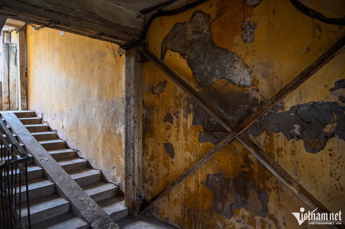 Để đảm bảo an toàn, tòa nhà đã được lắp hệ thống giàn giáo thép nhằm gia cố, chống đỡ tạm thời.Hiện nay, các hộ gia đình tại đơn nguyên 1 đã di dời đến chỗ ở mới. Theo kế hoạch, UBND TP xác định chỉ tiêu phát triển nhà ở tái định cư, bố trí chỗ ở tạm thời cho các chủ sở hữu, người sử dụng nhà chung cư trong giai đoạn thực hiện dự án đầu tư cải tạo, xây dựng lại nhà chung cư giai đoạn 2021-2025 là hơn 7.100 căn, tương đương khoảng 564.560m2 sàn nhà ở.