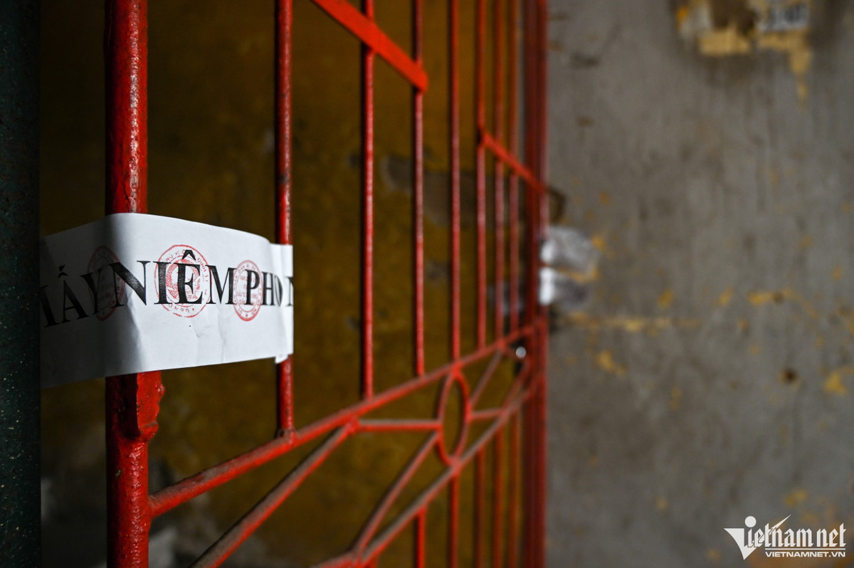 Khu tập thể đã được dán cảnh báo, xác định mức độ nguy hiểm D, không còn khả năng sử dụng bình thường. Các cửa ra vào đơn nguyên 1, nhà A, tập thể Ngọc Khánh đã được niêm phong.