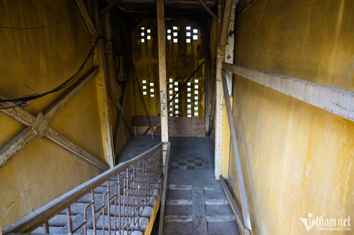 Tại khu tập thể C8 Giảng Võ (quận Ba Đình) được xây dựng từ năm 1979, theo công nghệ lắp ghép với quy mô 5 tầng và có một cầu thang. Sau nhiều năm sử dụng, từ tầng 1 đến tầng 5 có dấu hiệu tách rời nhau, nay đã được chống đỡ bằng các khung sắt.