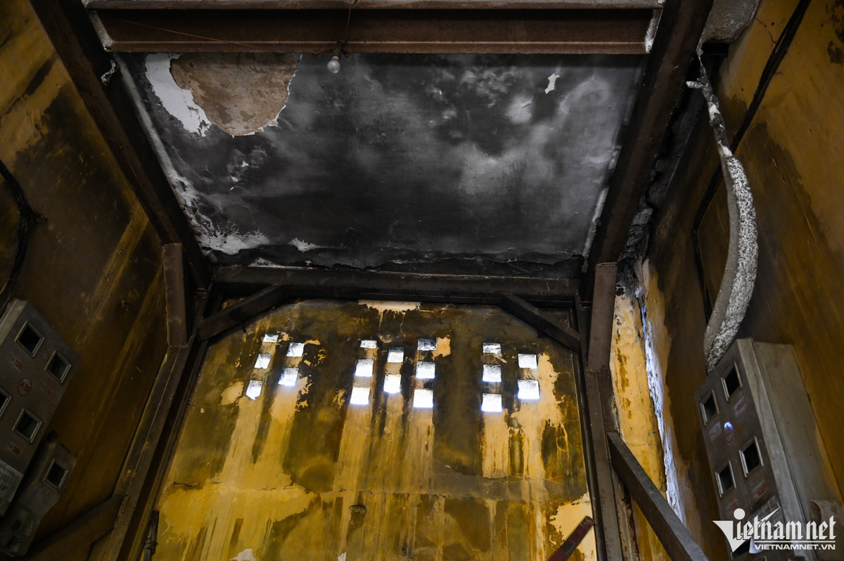 Trần nhà tầng 5 có dấu hiệu từng bị chập điện, việc đảm bảo PCCC tại đây gần như không có. Các miếng xốp được người dân bịt vào các lỗ hổng để chống ẩm cũng là vật dễ gây cháy.