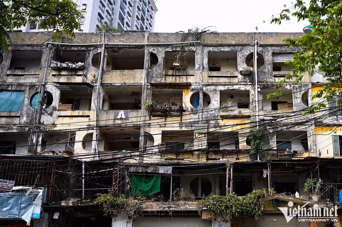 Nhà A thuộc tập thể Ngọc Khánh (quận Ba Đình) là một trong nhiều chung cư cũ nằm trên " đất vàng" đã xuống cấp trầm trọng.