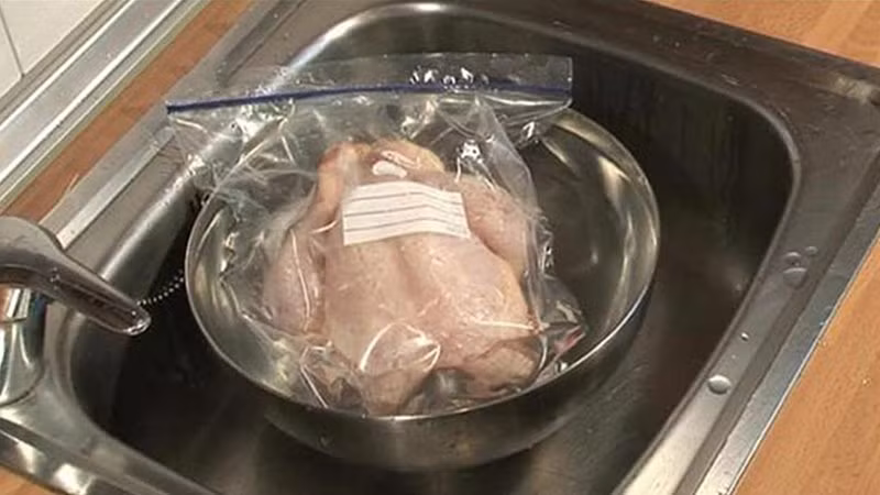 Luộc gà đông lạnh nhớ làm theo cách này Luoc ga dong lanh nho lam theo cach nay