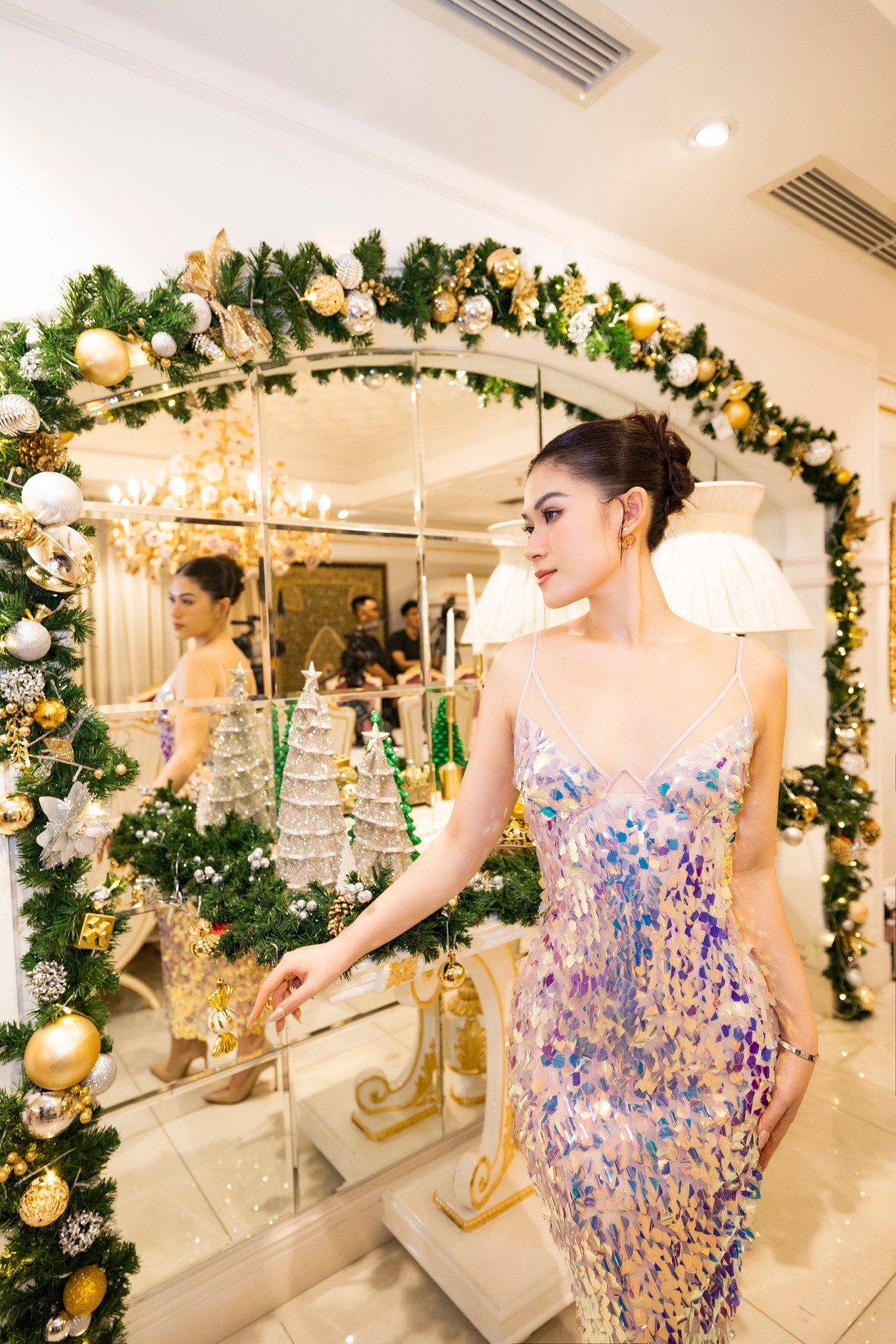 Choáng ngợp trước căn nhà được gộp lại từ 6 căn chung cư - Hình 2 Choang ngop truoc can nha duoc gop lai tu 6 can chung cu-Hinh-2