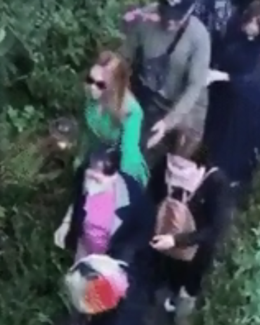 Mỹ Tâm hóa con gái nhỏ bám lấy tay mẹ ruột gây xúc động - Hình 2 My Tam hoa con gai nho bam lay tay me ruot gay xuc dong-Hinh-2