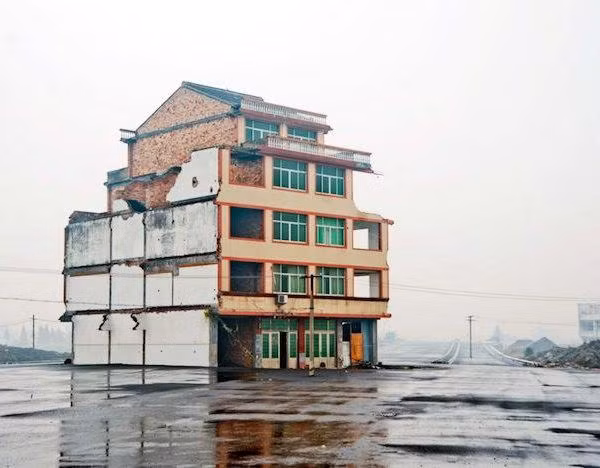 Xôn xao những ngôi nhà chình ình án ngữ giữa cao tốc - Hình 2 Xon xao nhung ngoi nha chinh inh an ngu giua cao toc-Hinh-2