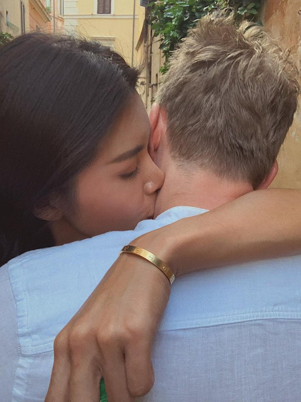 Minh Tú khoe thiệp hồng kèm dòng chú thích đầy ẩn ý - Hình 2 Minh Tu khoe thiep hong kem dong chu thich day an y-Hinh-2